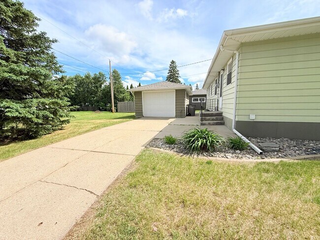 Foto del edificio - Spacious 4 Bed, 2 Bath Home – Perfect for Families or Roommates