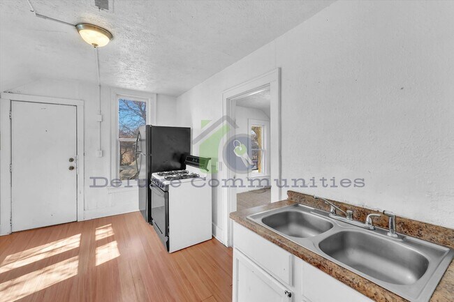Building Photo - 2 Bedroom 1 Bathroom