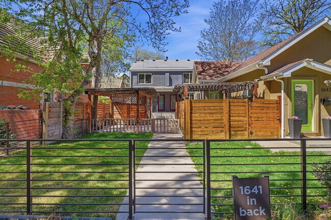 Foto del edificio - $2,495.95 - 2 Bed, 2 Bath Townhome In Denver with Central AC and In Unit Laundry!
