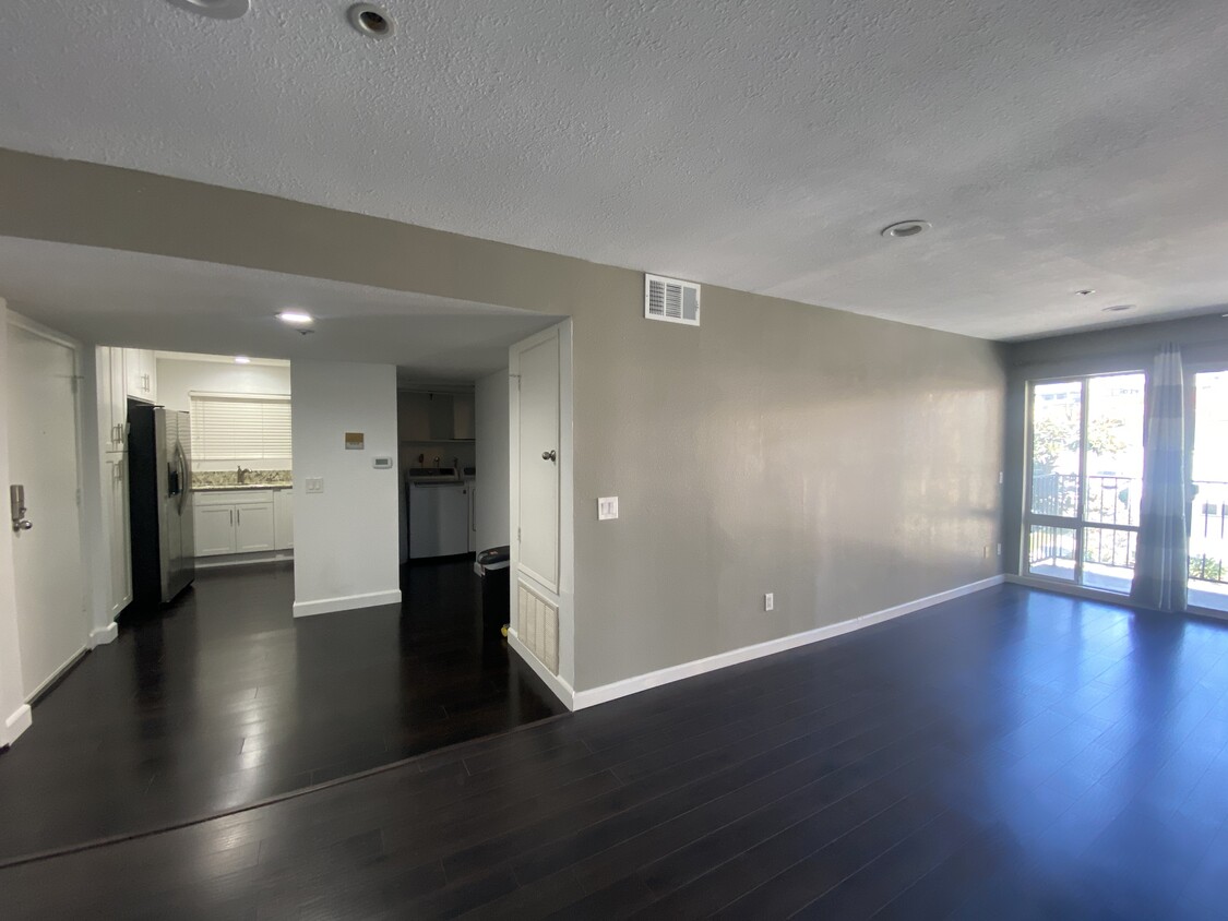 Large condo recently remodeled in the heart of Bankers Hill - 2568 Albatross St