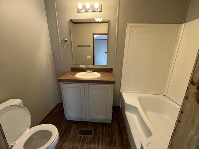 Building Photo - 137 Burch St