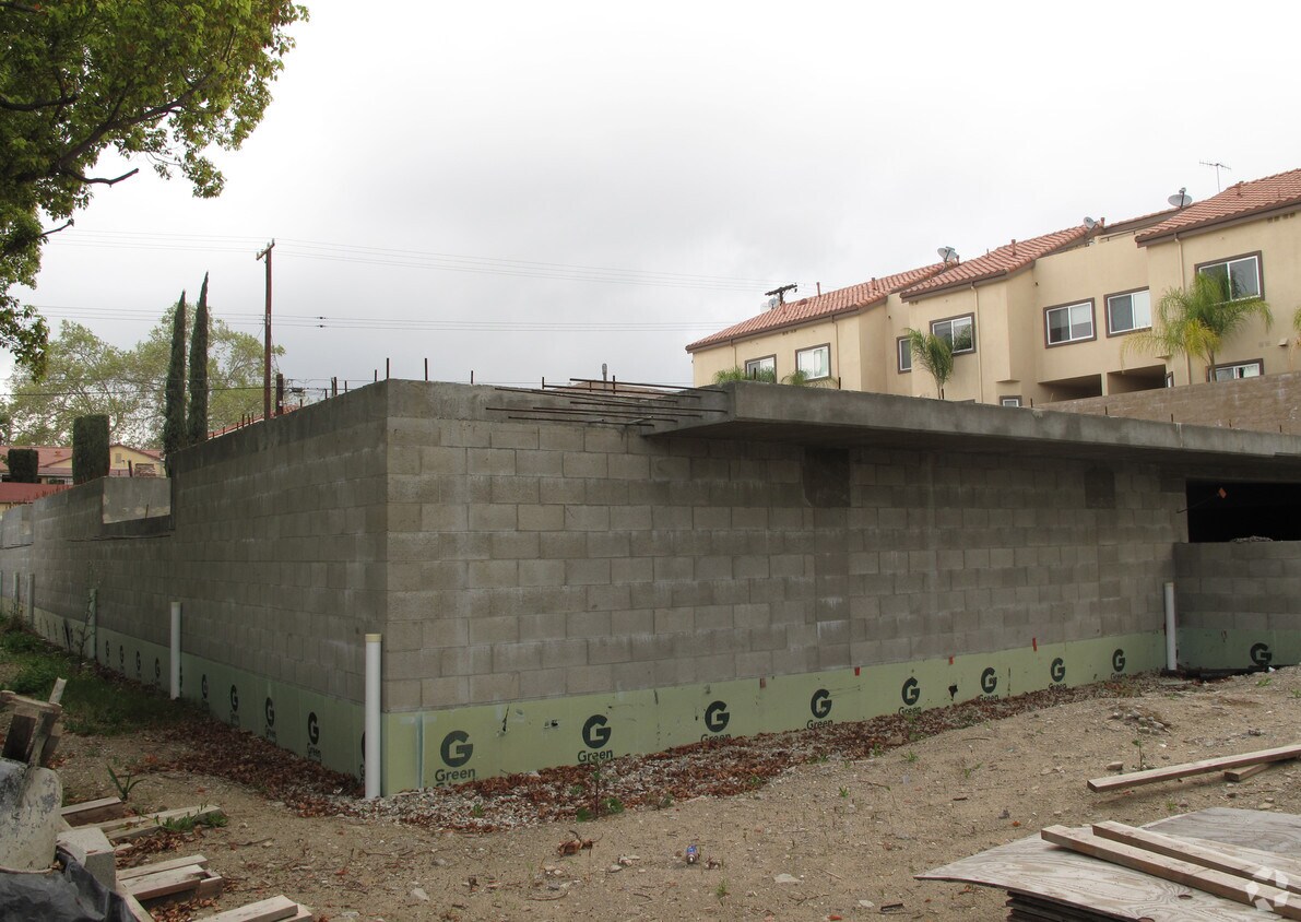 Building Photo - 707 E Angeleno Ave