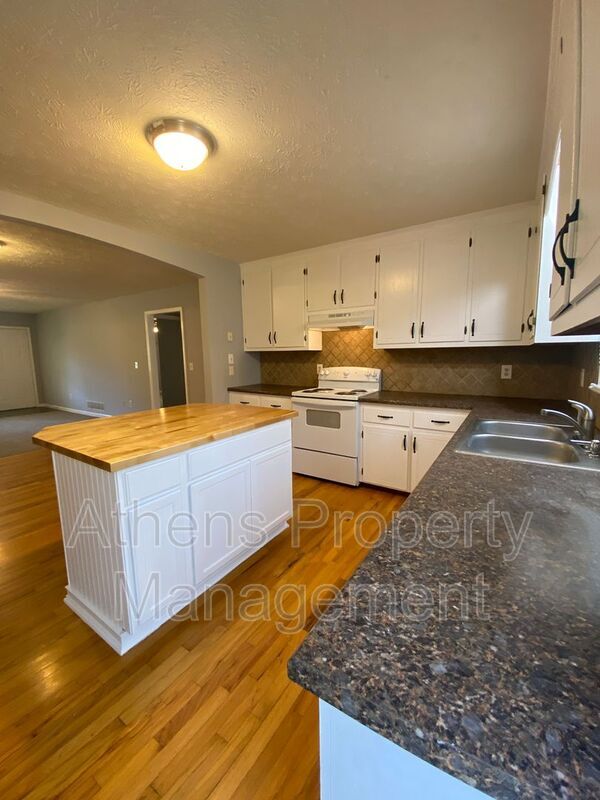 Building Photo - 1341 Bouldercrest Cir