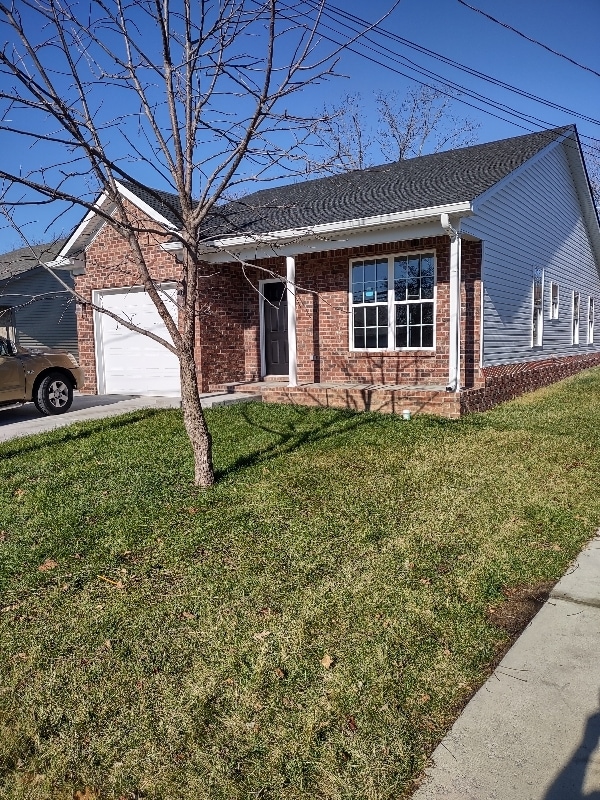 Building Photo - 227 E Oak St