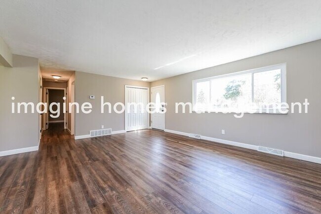 Building Photo - 5140 W Park Dr