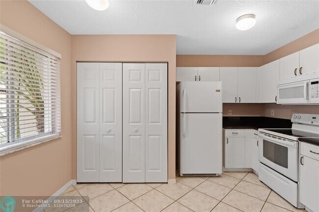 Building Photo - 1186 SW 44th Ave
