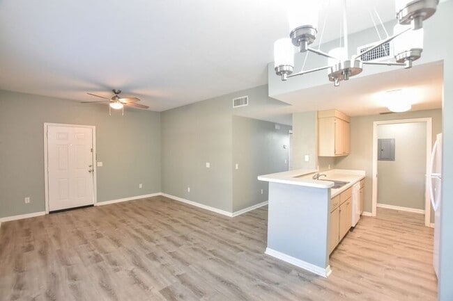 Building Photo - Beautiful 2 Bedroom Apartment