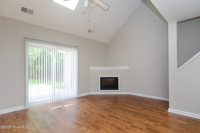 Foto del edificio - 4804 College Rd