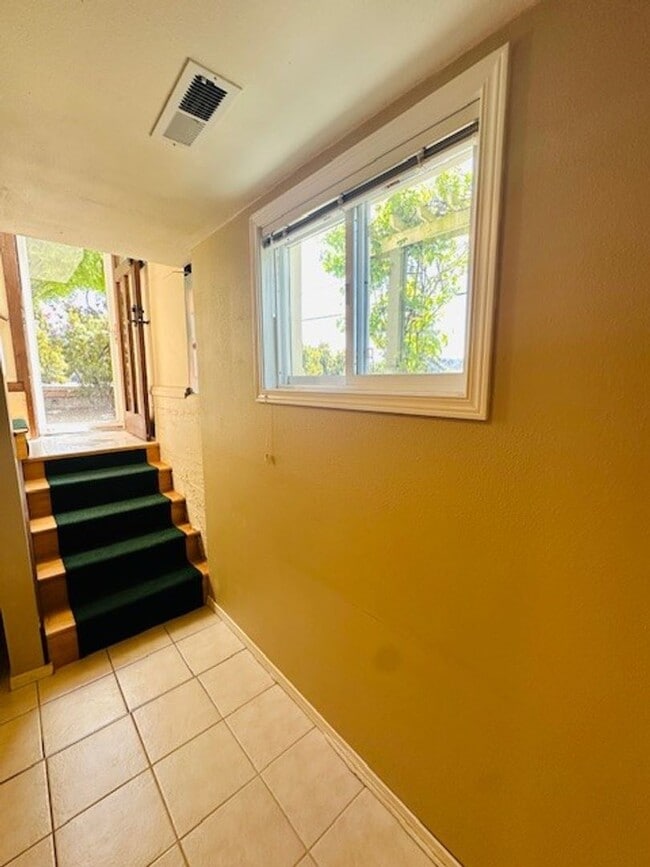 Building Photo - 2Bd/1Ba Seattle Home