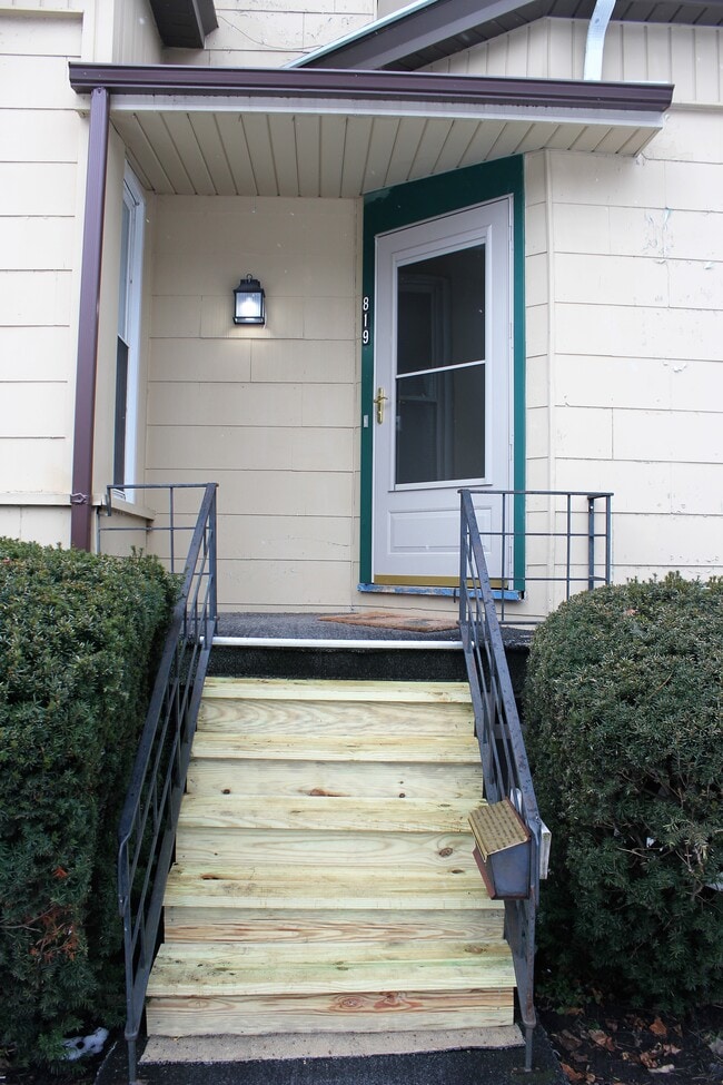 Building Photo - 819 N Sherman St