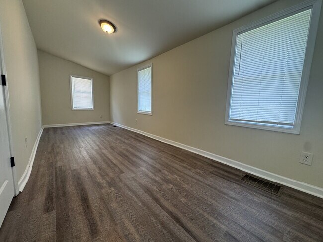 Foto del edificio - North Hall Cottage Available Soon!