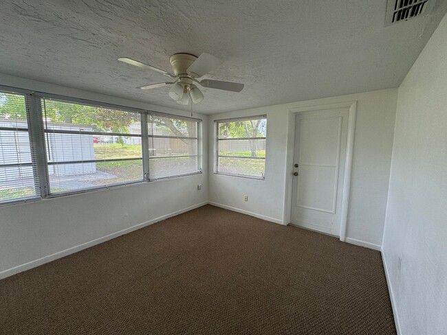 Building Photo - Two bedroom one bathroom home