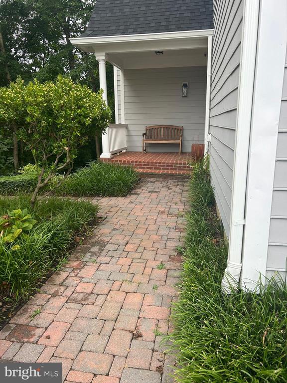 Building Photo - 221 Spring Race Ct