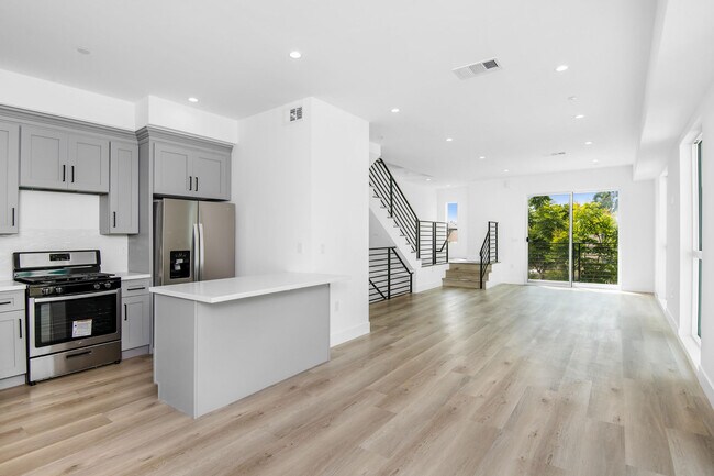 Foto del edificio - 328 N Serrano Ave