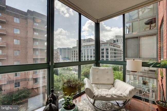 Foto del edificio - 1050 N Taylor St