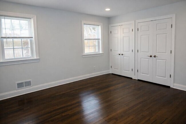 Building Photo - Town House Apartments