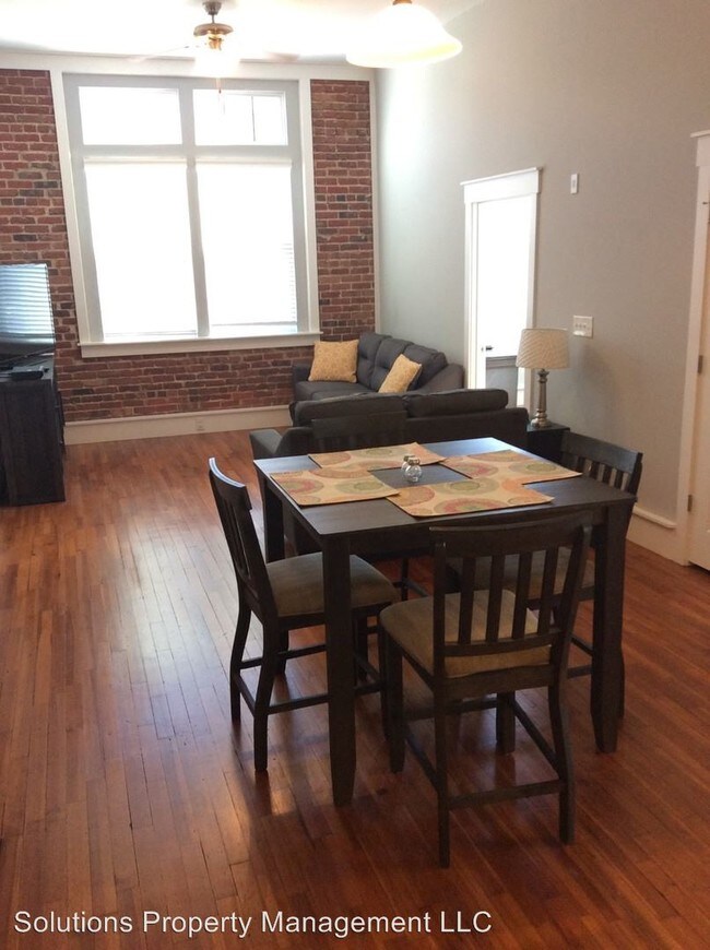 Foto del edificio - 200 W Warren St