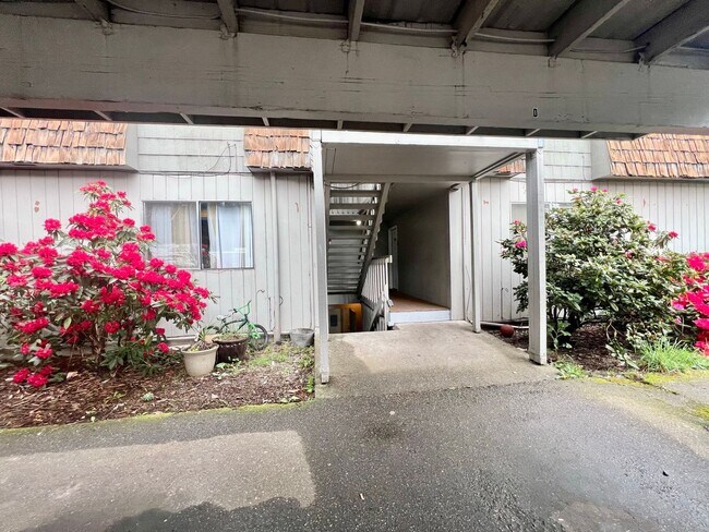 Building Photo - Upper-Floor Unit in Fourplex near Tacoma Mall