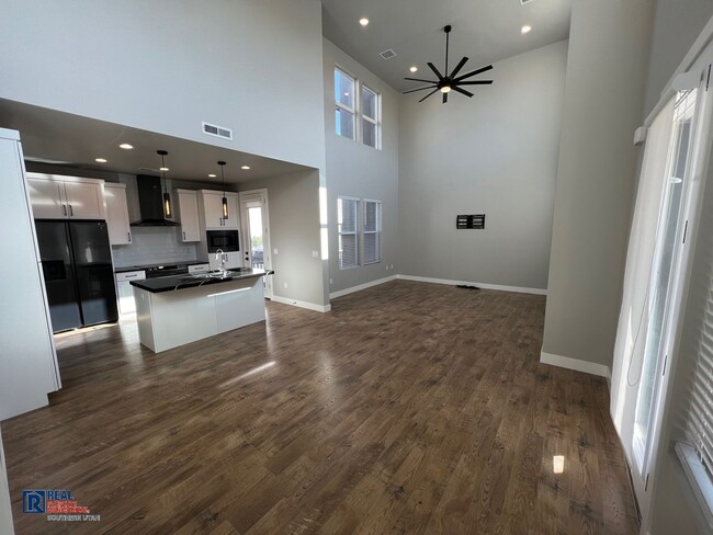Building Photo - Desert Color Home
