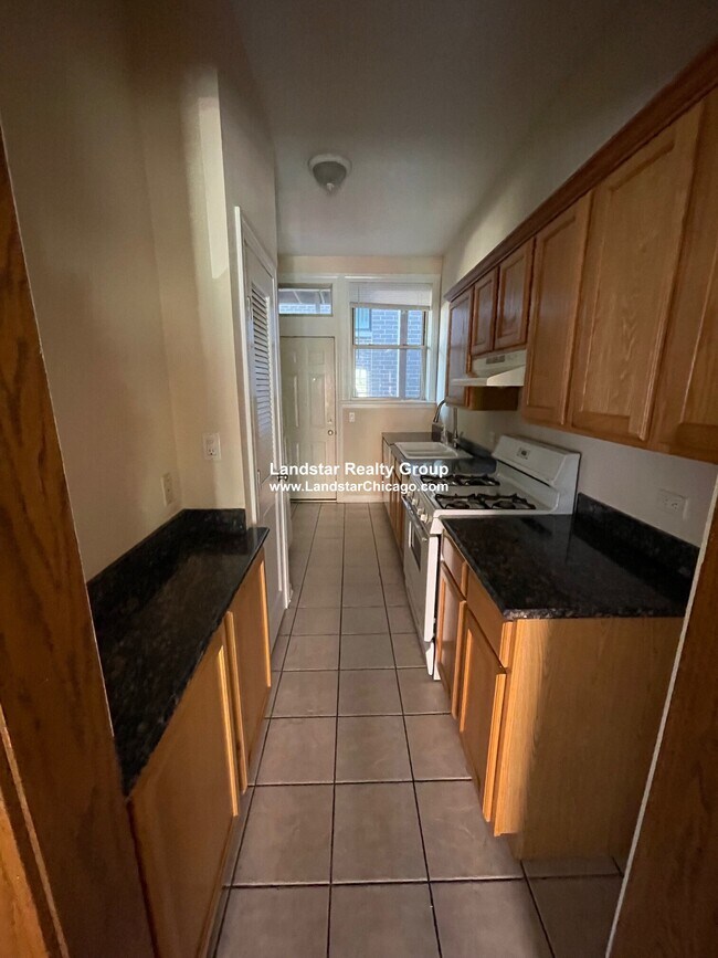 Foto del edificio - 1763 W Wilson Ave