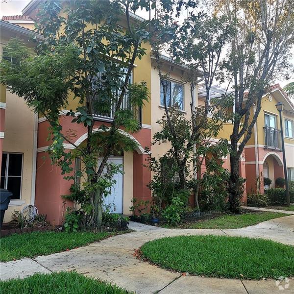 Kimberly Village Apartments for Rent with a Swimming Pool North