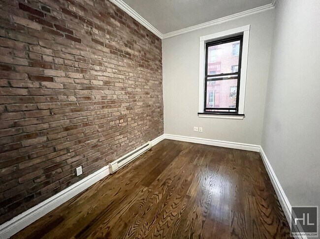 Foto del edificio - No Fee! Renovated 2 Bedroom with in-unit W...