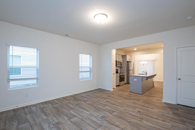 Building Photo - BEAUTIFUL 2 Bedroom Townhome in MIDLAND AVAILABLE MARCH 2026