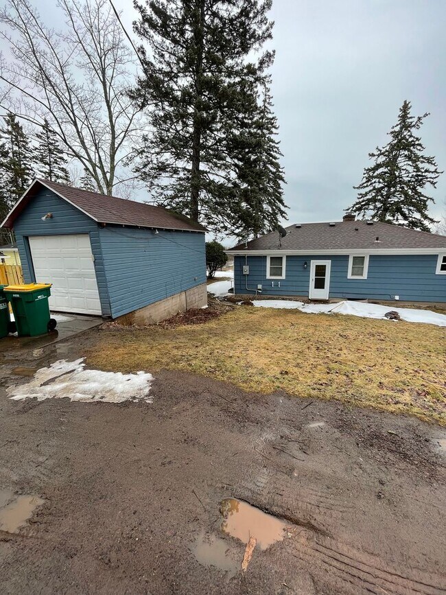 Building Photo - AVAILABLE NOW- 3 bbed 2 bath home!