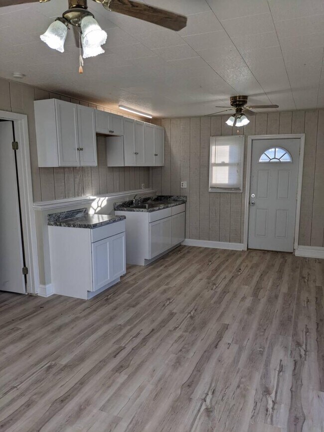 Foto del edificio - 1.0 bedroom in Centerville Indiana 47330