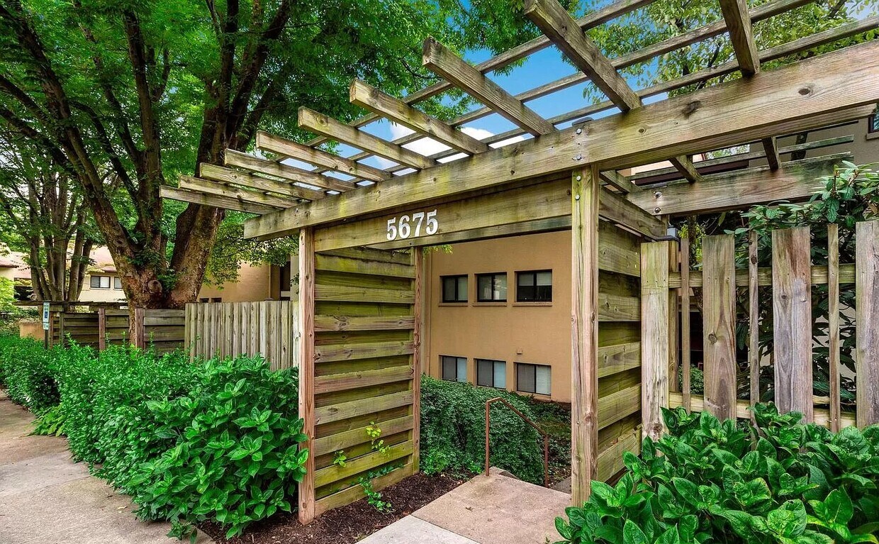 Foto principal - 5675 Harpers Farm Rd