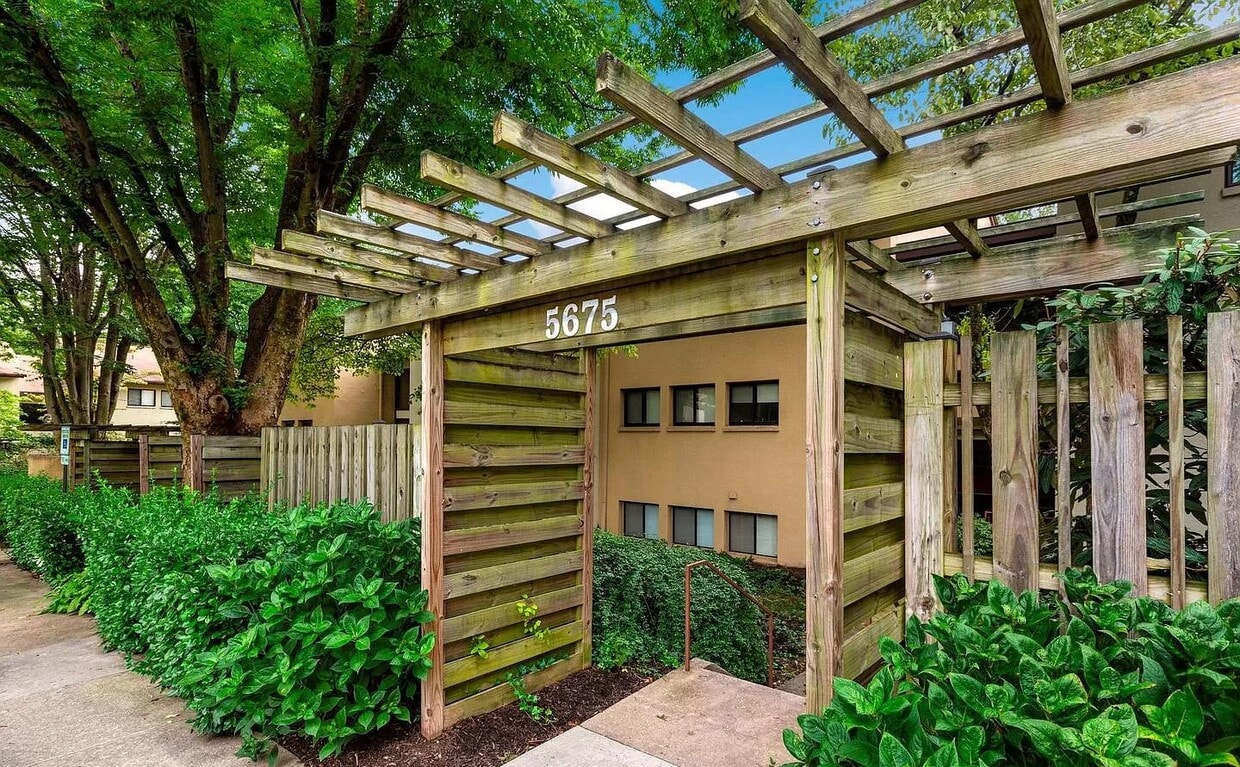 Primary Photo - 5675 Harpers Farm Rd