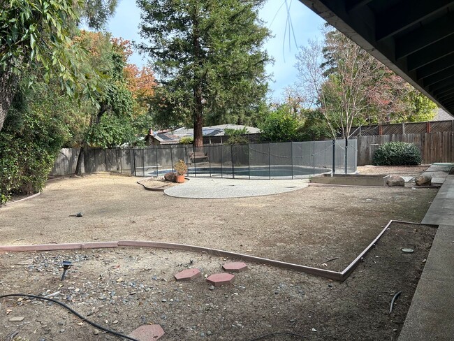 Building Photo - Spacious 5 Bed 3 Bath Home Available Now!