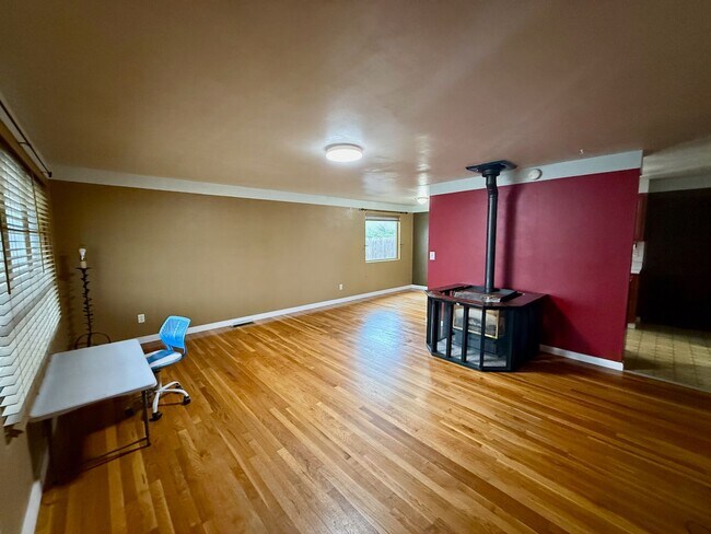 Building Photo - Ideally Located 3 Bed Home in North Spokane w/ Large Fully-Fenced Yard!