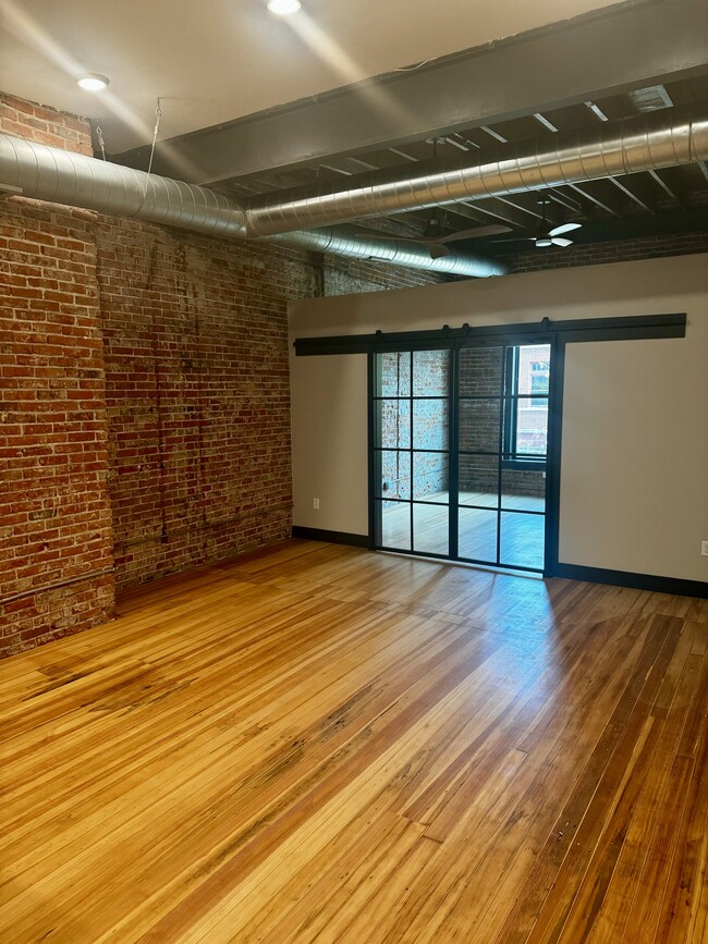 Foto del edificio - 124 W 3rd St
