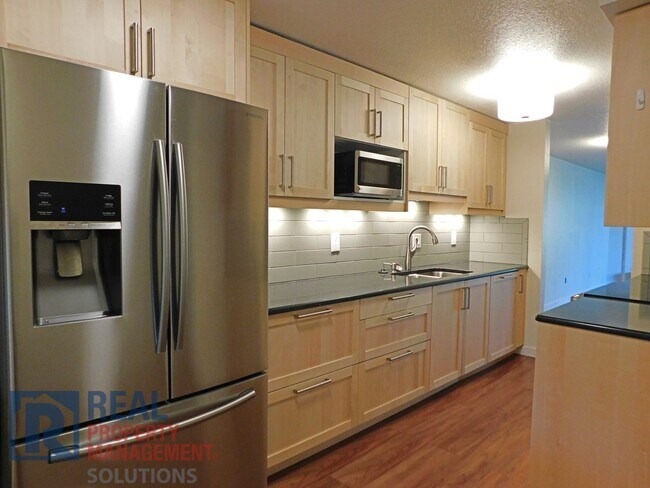 Building Photo - 5630 SW Riverside Ln