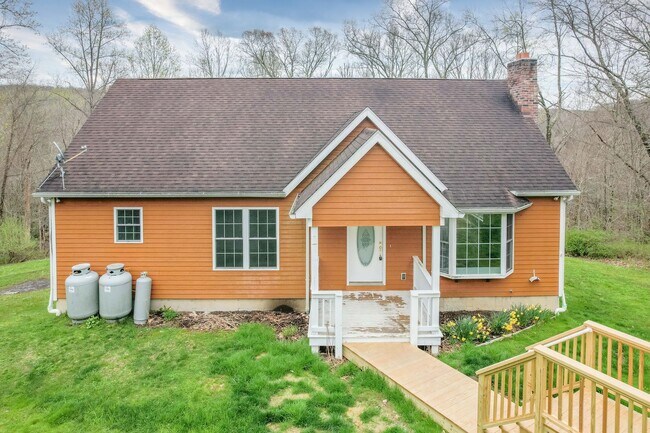 Building Photo - Charming 2 Bedroom Home