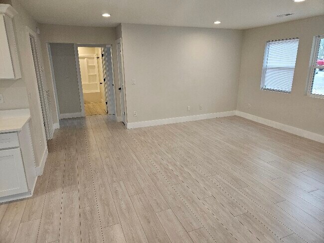 Building Photo - 2044 Sandy Ford Rd