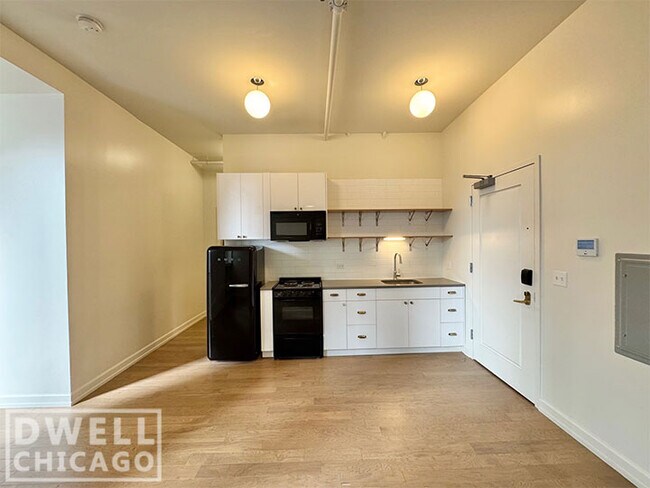 Building Photo - 102 W Chicago Ave