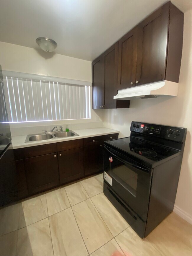 Building Photo - 327 Burchett St