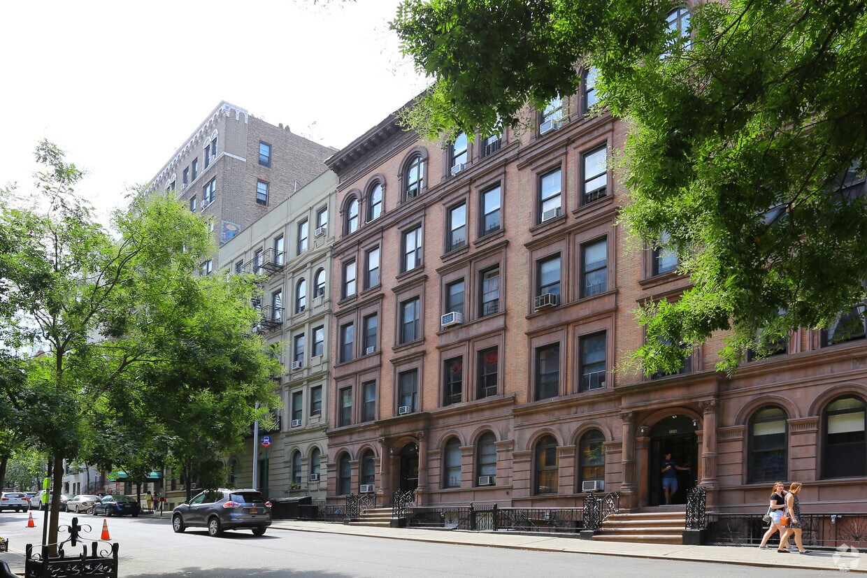 Building Photo - 176 W 81st St