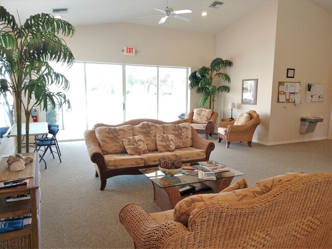 Foto del edificio - Annual Fully Furnished Second Floor Condo in L Pavia with a Community Pool!