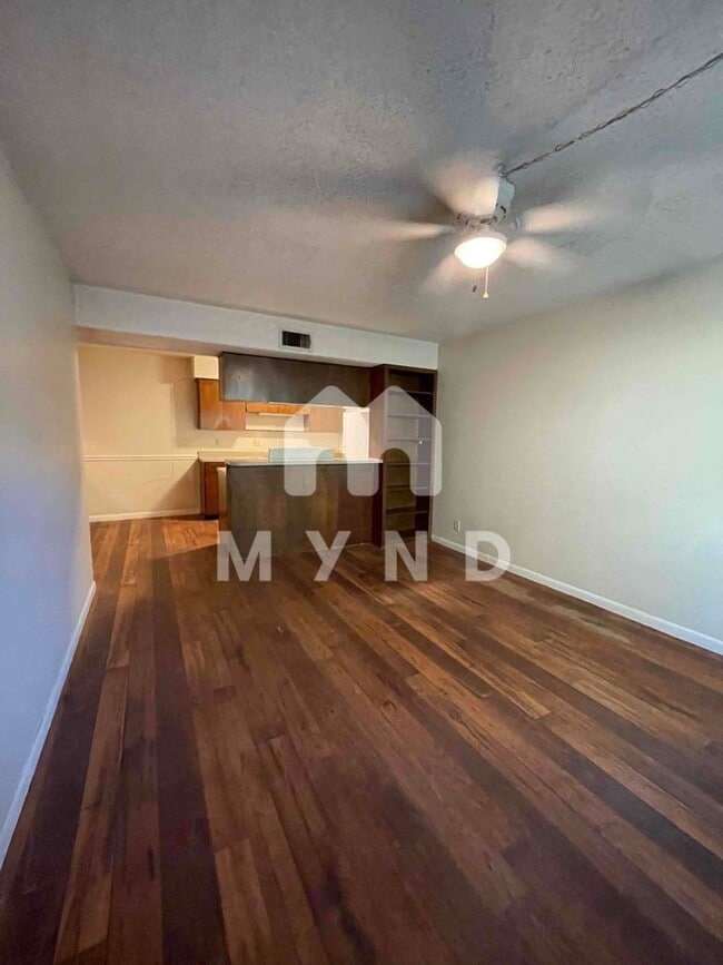 Building Photo - 613 W San Antonio St Unit 205