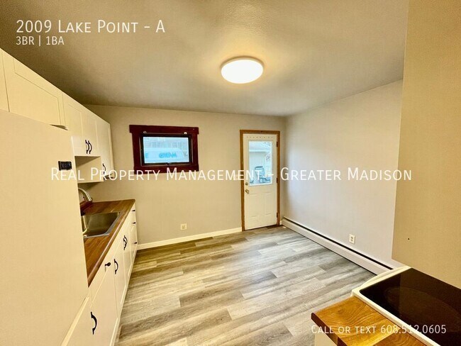 Building Photo - Newly Renovated 3 Bedroom Apartment