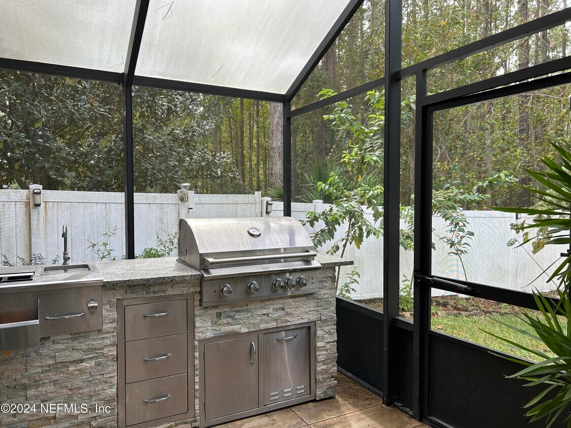 Foto del edificio - 556 Candlebark Dr
