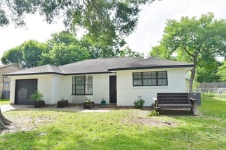 Building Photo - 536 Castlelake Dr
