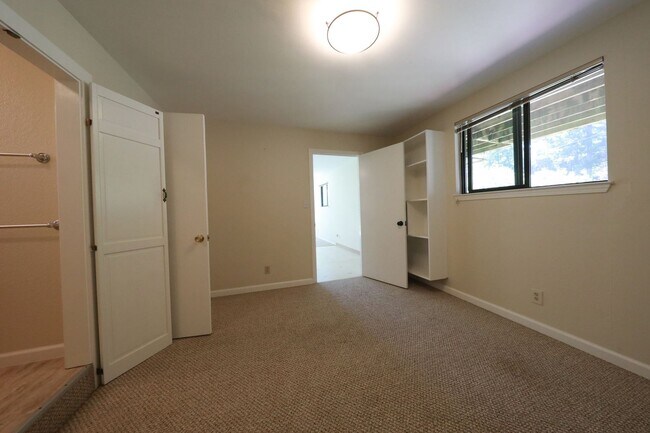 Foto del edificio - 8803 Fickle Hill Rd