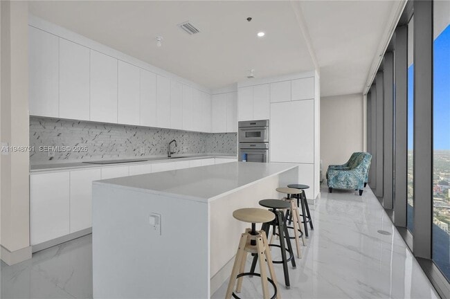 Foto del edificio - 700 NE 24th St