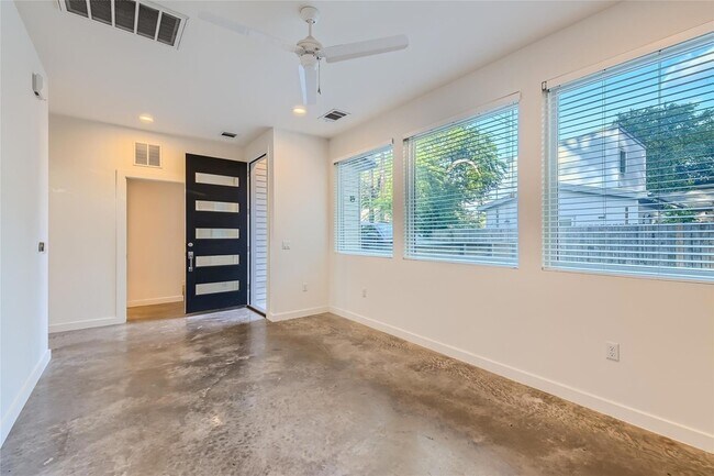 Building Photo - 2102 Haskell Street Unit B