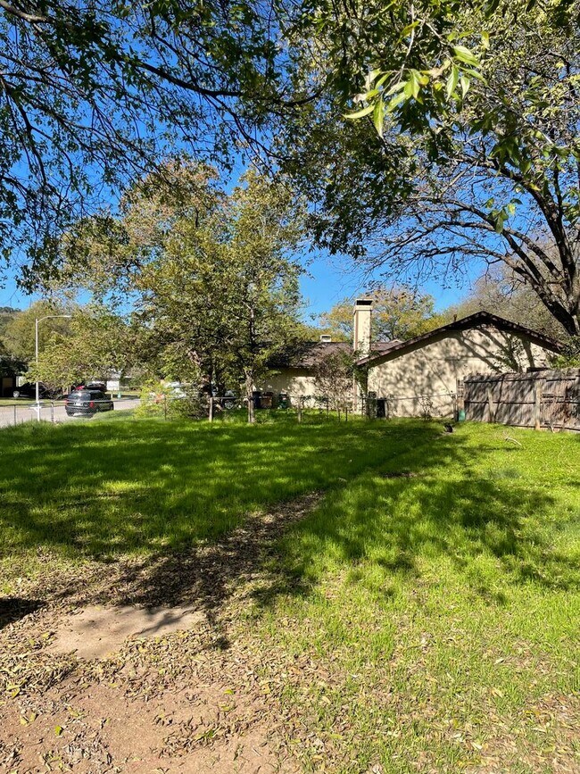 Building Photo - Lovely 3 bedroom/2 bath on a corner lot