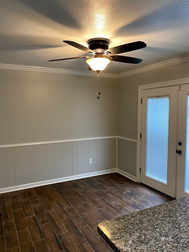 Building Photo - 10219 Los Altos Dr